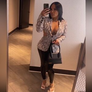 Snake skin black and white blazer 🤩